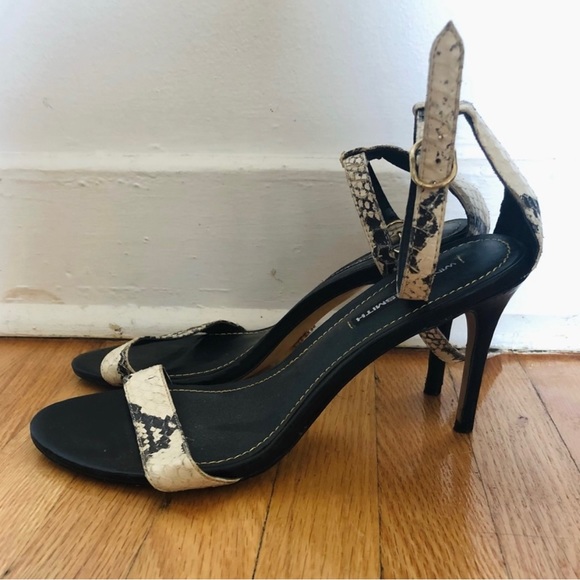 Its big for me(my size is 7) so won’t reach out to it. - Picture 2 of 2